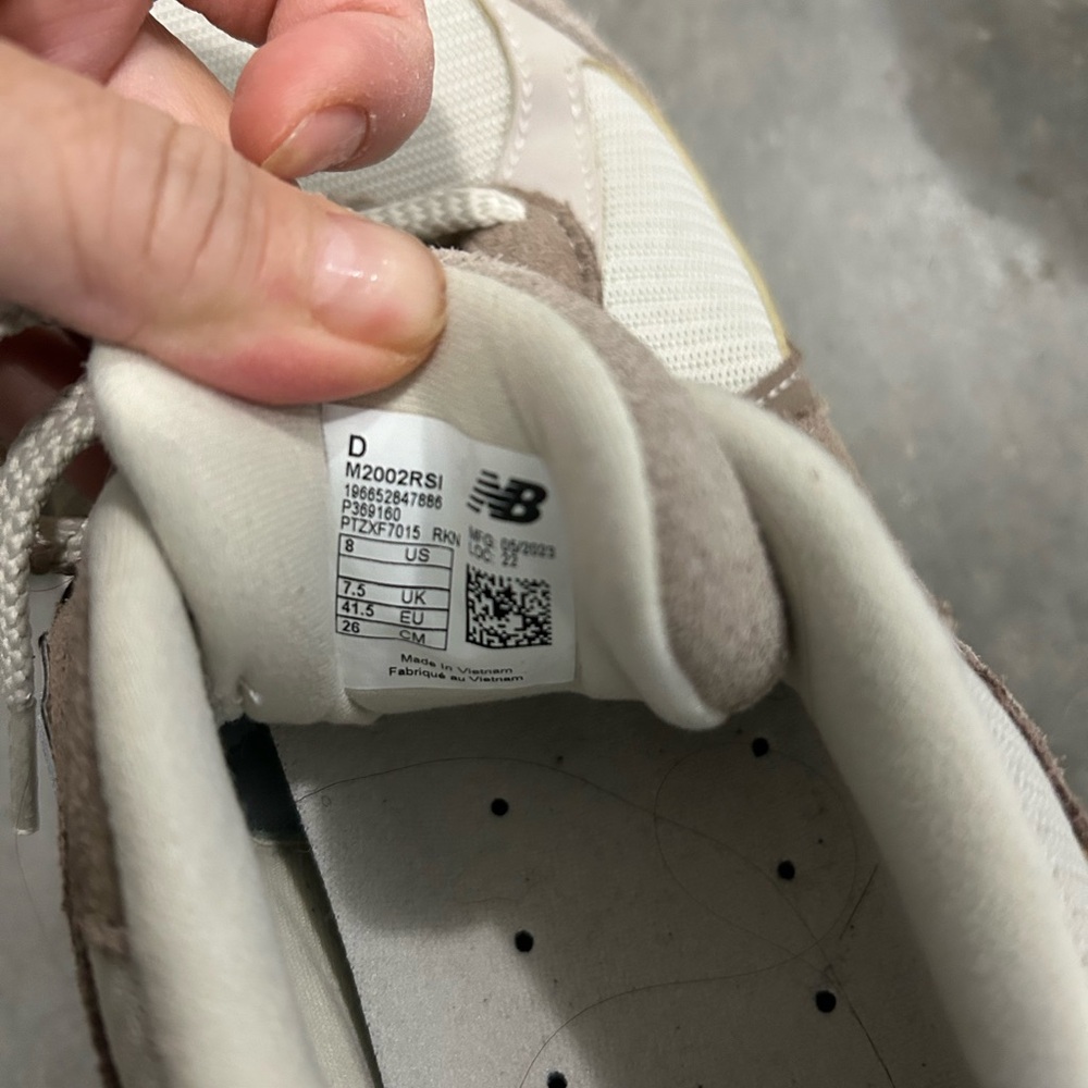 2002r New Balance shoes
bundle with another a shoe and get 50% off discount - Picture 7 of 7